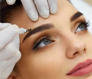 Microblading eyebrows