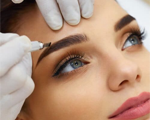 Microblading eyebrows